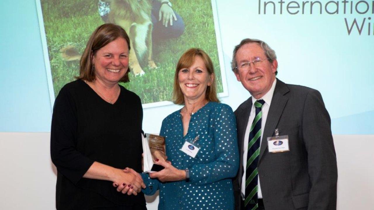 Dr. Bannasch (left) receives the International Canine Health Award.