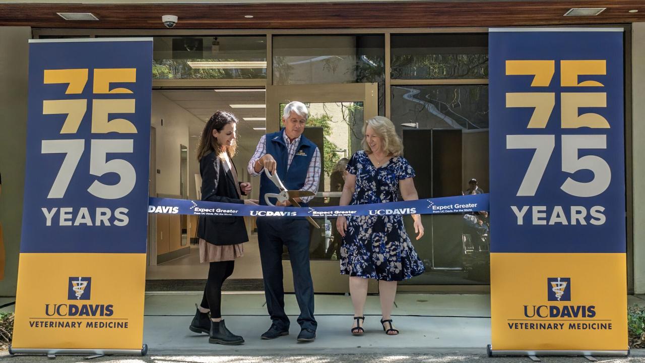 Center for Advanced Surgery - Dean Stetter cuts the ribbon!