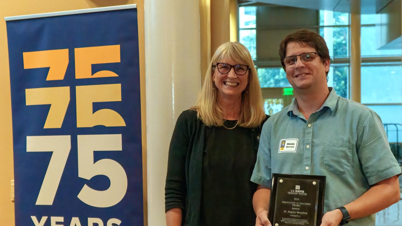 Dr. Hugues Beaufrère receives award from Dr. Joie Watson