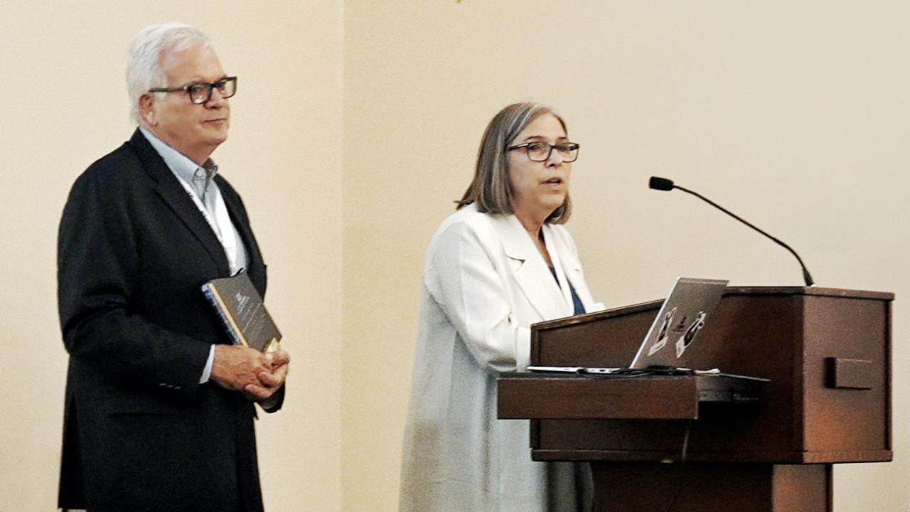 Valerie and Larry Casey accepting the El Blanco Award.