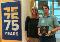 Dr. Hugues Beaufrère receives award from Dr. Joie Watson